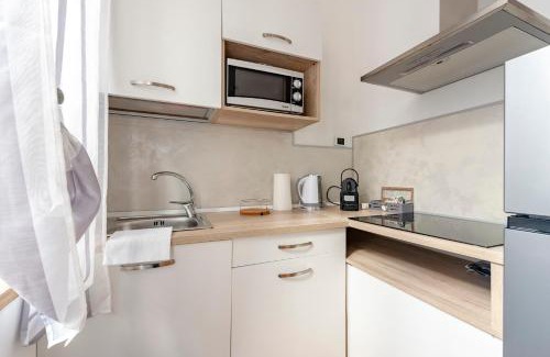 Rapallo Apartamento | MAZZINI12 RAPALLO, Elegant Central Apartment, Air Conditioning, Wi-Fi, Just 100 mt from the Public Beach, the Ideal Choice for a Relaxing and Exciting Coastal Escape, private garage available on request at 20,00 per night