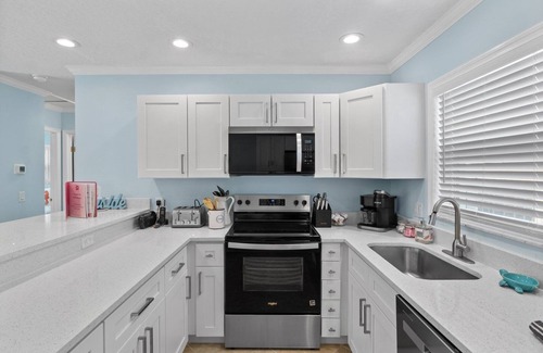 Anna Maria Casa | McBean Point: Dog Friendly! Walk to Bean Point! by Anna Maria Life Vacation Rentals