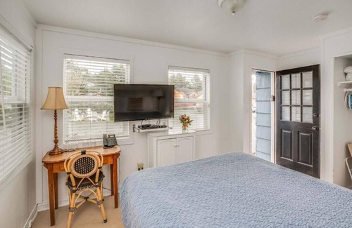 Downtown Cannon Beach Hotel | McBee Cottage - Cozy Queen Room at Cannon Beach Hotel Collection! Near Beach
