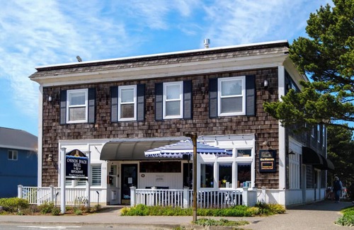 Downtown Cannon Beach Hotel | McBee Cottage - Cozy Queen Room at Cannon Beach Hotel Collection! Near Beach