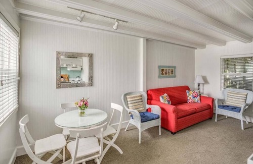 Downtown Cannon Beach Hotel | McBee Cottage - Standard Queen at Cannon Beach Hotel Collection! Kitchenette