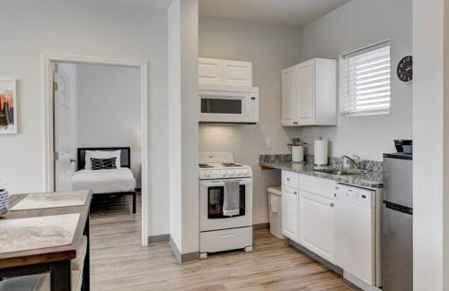 Maxwell Casa | McBryde Dive Bar - 8 beds - 2 Miles to DT