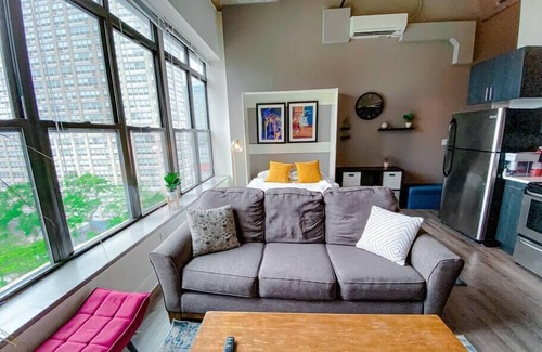 Near South Side Apartamento | McCormick Place Designer Studio with optional parking for up to 4 guests