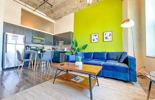 Near South Side Apartamento | McCormick Place Skyline view 2b/2b unit with optional parking for up to 8 guests