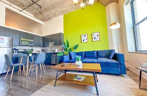Near South Side Apartamento | McCormick Place Skyline view 2b/2b unit with optional parking for up to 8 guests