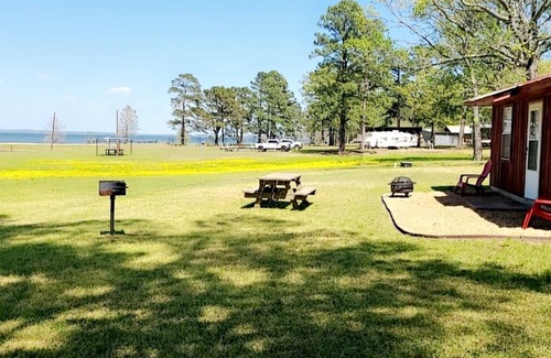 Hemphill Cabina | McGee's Landing Cabin 2 on Toledo Bend Lake. Lakefront! Pet Friendly!