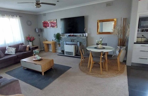 Broken Hill Casa | McGowen Accommodation Family & Pet Friendly just a short walk to the local pool