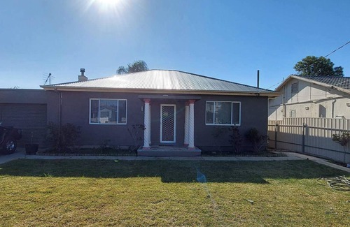 Broken Hill Casa | McGowen Accommodation Family & Pet Friendly just a short walk to the local pool