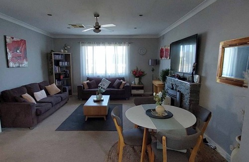 Broken Hill Casa | McGowen Accommodation Family & Pet Friendly just a short walk to the local pool