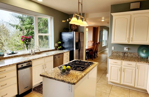 Thurston Casa | Mckenzie River Oasis w/ massive deck & hot tub on 16 acres of old-growth forest