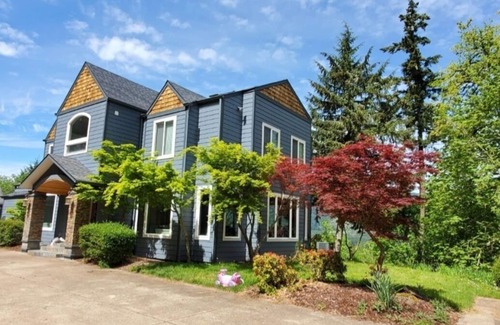 Thurston Casa | Mckenzie River Oasis w/ massive deck & hot tub on 16 acres of old-growth forest