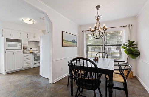 McKinney Cabaña | || McKinney Manor || Cottage in Historic Downtown McKinney