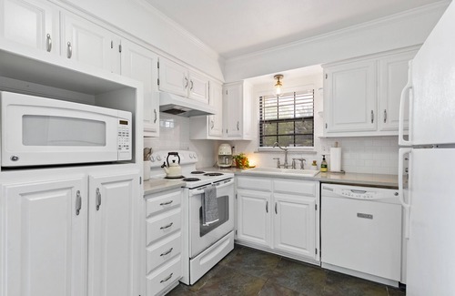 McKinney Cabaña | || McKinney Manor || Cottage in Historic Downtown McKinney