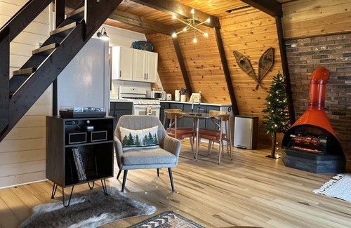 Johannesburg Chalet De Esquí | MCM A-frame: HOT TUB; Lake; Fall Colors; Fireplace; Nature; Cozy; Kayaks
