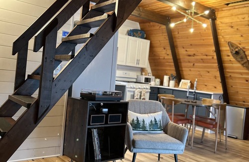 Johannesburg Chalet De Esquí | MCM A-frame: HOT TUB; Lake; Fall Colors; Fireplace; Nature; Cozy; Kayaks