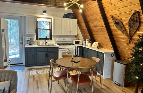 Johannesburg Chalet De Esquí | MCM A-frame: HOT TUB; Lake; Fall Colors; Fireplace; Nature; Cozy; Kayaks