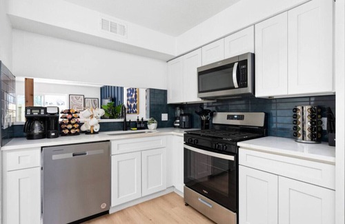 South Lamar Apartamento | MCM Condo | Near Downtown + SoCo | Pets Ok