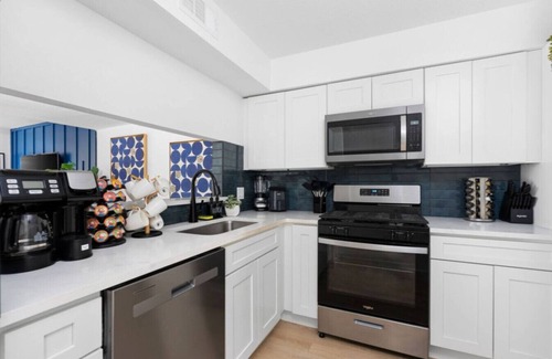 South Lamar Apartamento | MCM Condo | Near Downtown + SoCo | Pets Ok