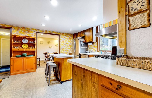 Franconia Casa | MCM hideaway with entertainer's deck, dog-friendly yard, Ping-Pong & WFH desks