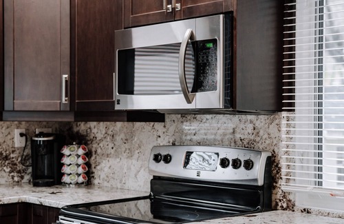 Winnipeg Casa | McMillan Masterpiece - (Sleeps 8) comfy beds, big TV’s, parking