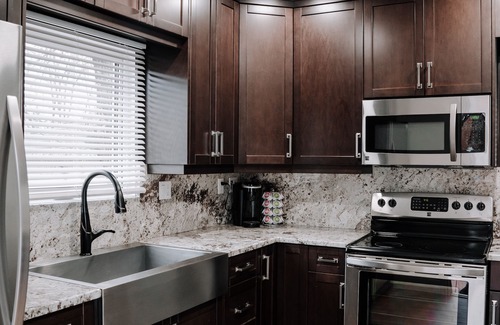 Winnipeg Casa | McMillan Masterpiece - (Sleeps 8) comfy beds, big TV’s, parking