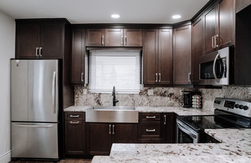 Winnipeg Casa | McMillan Masterpiece - (Sleeps 8) comfy beds, big TV’s, parking