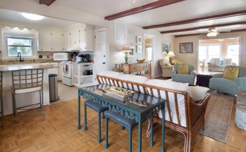 Folly Beach Casa | Me The Sea and Bobby McGee