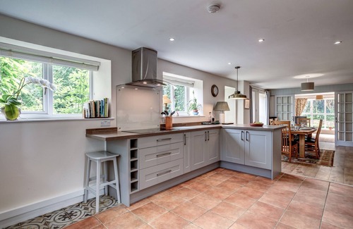 Bicester Casa | Spacious Oxford countryside home with hot tub sleeps 8