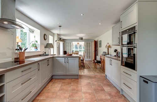 Bicester Casa | Spacious Oxford countryside home with hot tub sleeps 8