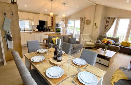 Cayton Bay Cabaña | MEADOW LODGE, pet friendly, country holiday cottage in Cayton