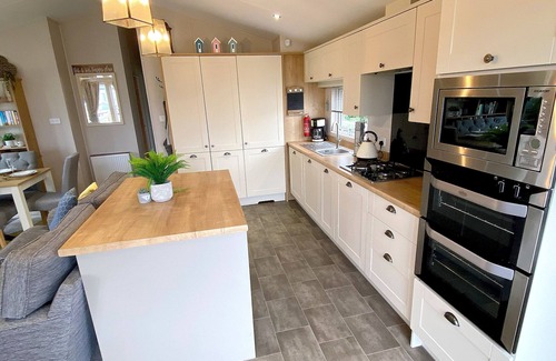 Cayton Bay Cabaña | MEADOW LODGE, pet friendly, country holiday cottage in Cayton