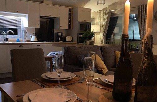 Cayton Bay Cabaña | MEADOW LODGE, pet friendly, country holiday cottage in Cayton