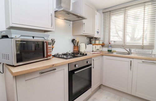 Blandford Saint Mary Casa | MEADOW, pet friendly, with hot tub in Blandford Forum