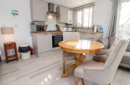 Blandford Saint Mary Casa | MEADOW, pet friendly, with hot tub in Blandford Forum