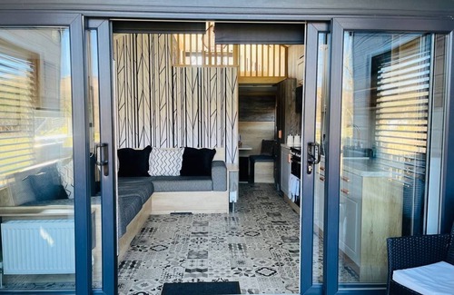 Rhayader Cabaña | Meadow Retreat - Cabin sleeping 6 guests in 1 bedroom