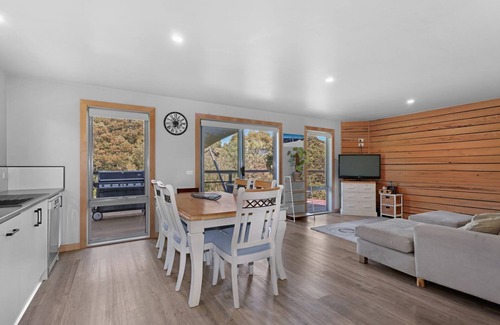Merrijig Casa | Meadow Retreat - Merrijig - Sleeps 10