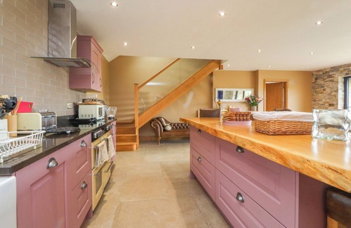 Accrington Cabaña | MEADOW TOP FARM BARN, family friendly, with hot tub in Clitheroe