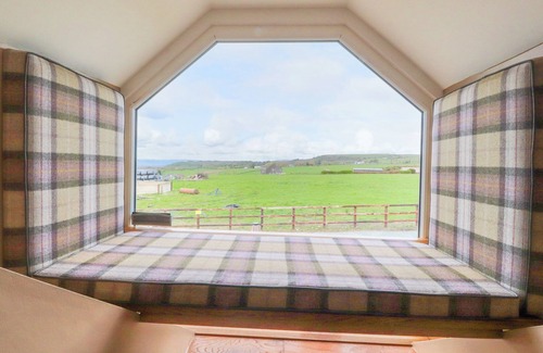 Accrington Cabaña | MEADOW TOP FARM BARN, family friendly, with hot tub in Clitheroe