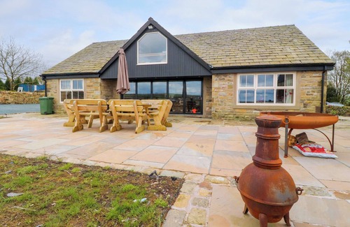 Accrington Cabaña | MEADOW TOP FARM BARN, family friendly, with hot tub in Clitheroe