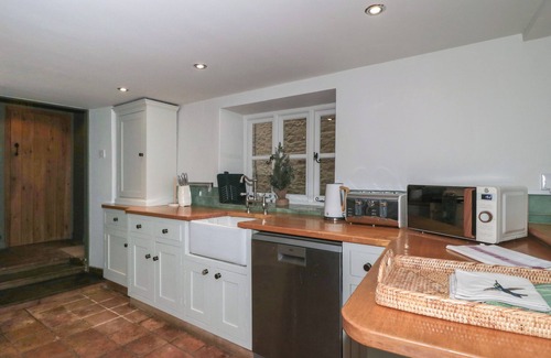 Chedworth Cabaña | MEADOW VIEW COTTAGE, family friendly, with open fire in Northleach