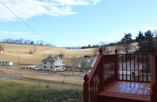 Franklin Casa | Meadow View: cozy rural home 2 miles away from Fisher Mountain Golf Course!