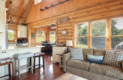 La Follette Cabina | Meadow View Heights Deerfield Resort near winery & golf course