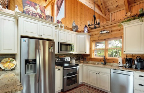 La Follette Cabina | Meadow View Heights Deerfield Resort near winery & golf course