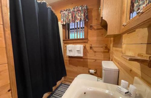 Bryson City Casa | Meadowbrook, a spacious 3-bedroom cabin in Bryson City, NC, perfect for up to 8 guests.