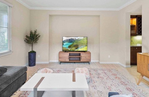 Eastvale Casa | Meadowbrook Retreat
