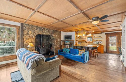 New Meadows Casa | Meadows Valley Retreat - Rustic charm, Huge fenced yard, walk to dining, bar, and coffee