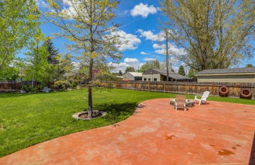 New Meadows Casa | Meadows Valley Retreat - Rustic charm, Huge fenced yard, walk to dining, bar, and coffee