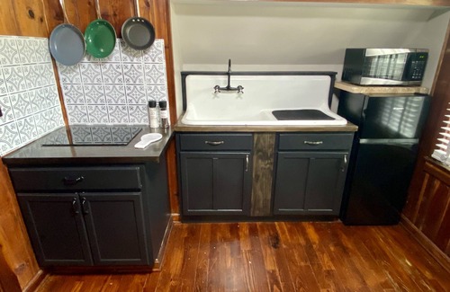 Hillsboro Casa | Meadowview Guest House -Couple's Hot Tub Getaway-1 Bedroom Studio
