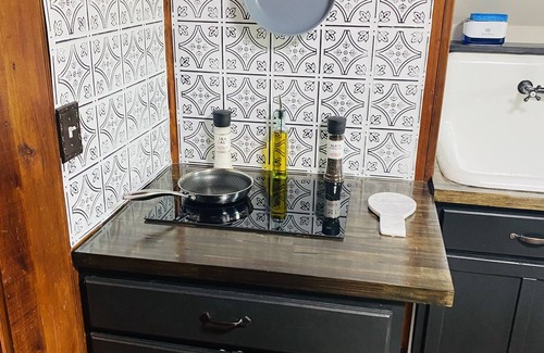 Hillsboro Casa | Meadowview Guest House -Couple's Hot Tub Getaway-1 Bedroom Studio