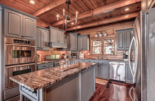 Blairsville Cabina | Meant to Be- Lake Front | Private Dock | Screened Porch | Lake Nottely